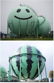 日本天然气公司给矗立在空地上的霍顿球天然气储气塔添加了可爱的造型，不仅让储气塔表面覆盖上保护涂层，还让原本冷冰冰的工业器械也变得活泼起来。