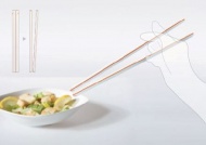 一位韩国设计师设计了这款便携的一次性纸筷子：使用时只需将纸片撕开来，然后沿着折线将筷子折成“立体”的即可。它不仅方便携带而且环保卫生，市场前景乐观