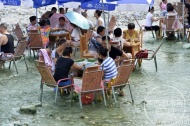 据都江堰市龙池镇统计，上周末7万人躲到了虹口，上万人打起水上麻将。