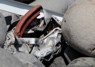 8月2日，法新社消息，法属留尼旺群岛首府圣但尼，在石滩中发现一块已经变形的金属残片，残片上有皮革，并写有“宜兴”两字。发现残片的地点靠近此前发现被认为是属于波音777的飞机襟侧翼残骸处。但目前尚不能证实这是飞机上的物品。
