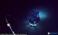 目前，“深海发现者”潜水探测器对夏威夷帕帕哈瑙莫夸基亚国家海洋保护区进行了海底勘测，传回大量实时图像，真实呈现神秘的海底世界。潜水探测器抵达海平面以下4829米，图中显示一个小型远程相机跟随潜水探测器进行拍摄。