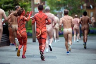 8月13日，英国伦敦，约300人赤裸身体，全身涂抹着老虎彩绘在公园跑步，为老虎保育项目募集资金