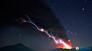 混合灰尘和闪电的雷暴出现在火山烟流中，形成令人恐惧的壮观场景