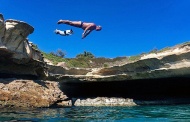 据英国《每日邮报》9月9日报道，地中海岛国马耳他马尔萨什洛克市的杰克罗素梗“蒂蒂”(Titti)常常与主人卡尔梅洛·阿贝尔(Carmelo Abela)在圣彼得池玩高崖跳水。它从3米高的悬崖上跃下，毫无惧色，且与主人动作协调，很快便在网上走红。