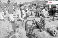 战争开展了一个月，最终以中国军队胜利为结束。之后，中国政府发表声明，宣布为了促成中印边界问题的和平解决，于11月22日零时起主动停火，并于12月1日开始，主动撤回到双方实际控制线的内侧20公里地区。图为1962年，撤离的印度人民和藏民。