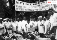 1965年印巴战争时期，中国介入，并向印度提出强烈抗议，指责其“违反停火协议修建大批工事”，“掠夺中国牧民的羊群。”图为1965年，印度首都新德里中国大使馆门口，印度人赶着羊群，打出抗议的横幅：“送给中国的礼物。中国人就愿意为了几只羊掀起战争。”第二次中印战争差点爆发。
