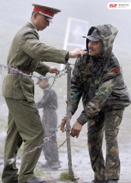 1972年被编为印度的“东北边境特区”其实属于中国藏南地区，后来又改为“阿鲁纳恰尔中央直辖区”。1987年，印度正式宣布阿鲁纳恰尔中央直辖区升格为阿鲁纳恰尔邦。两国边境再一次紧张。据当时一名驻守军人回忆：“收到了动员令，军官和志愿兵的家属被遣返。战士们开始整理私人物品、写遗书。”直至1988年甘地访问中国以后，双方关系逐渐得以改善。图为驻守边界的中印士兵。