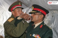 图为2006年，在中印边界附近的一个小镇，中印军官喝交杯酒。